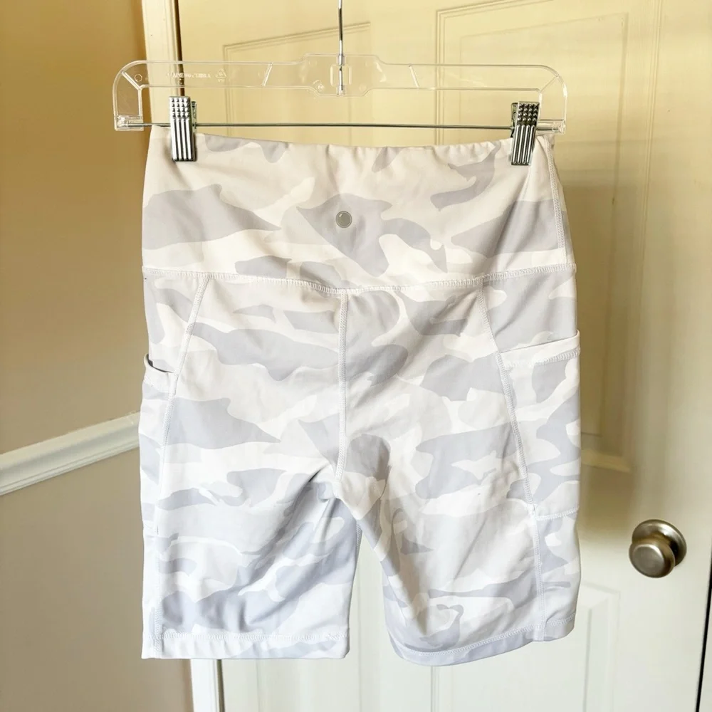 Yogalicious White Camouflage Biker Shorts Size Medium - Picture 5 of 5